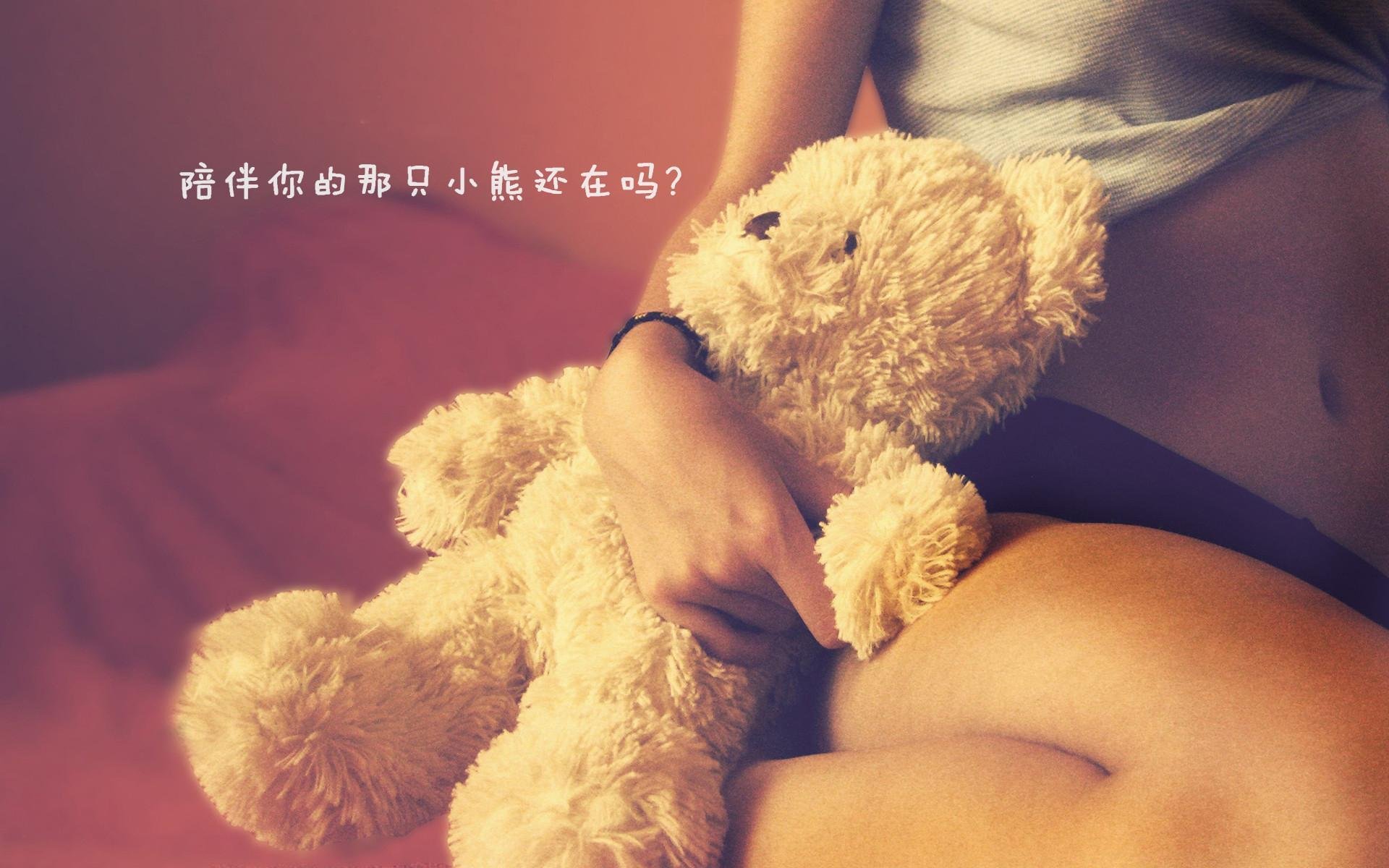 AYX体育-高强度足球比赛中球员拼尽全力争胜，足球比赛面对强大的对手怎么安排