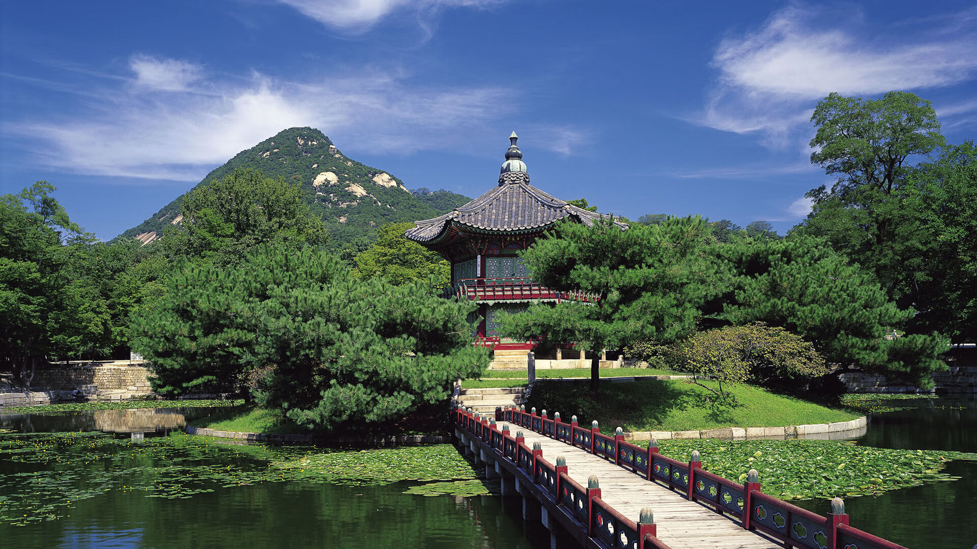 高强度足球比赛中球员拼尽全力争胜,足球比赛面对强大的对手怎么安排