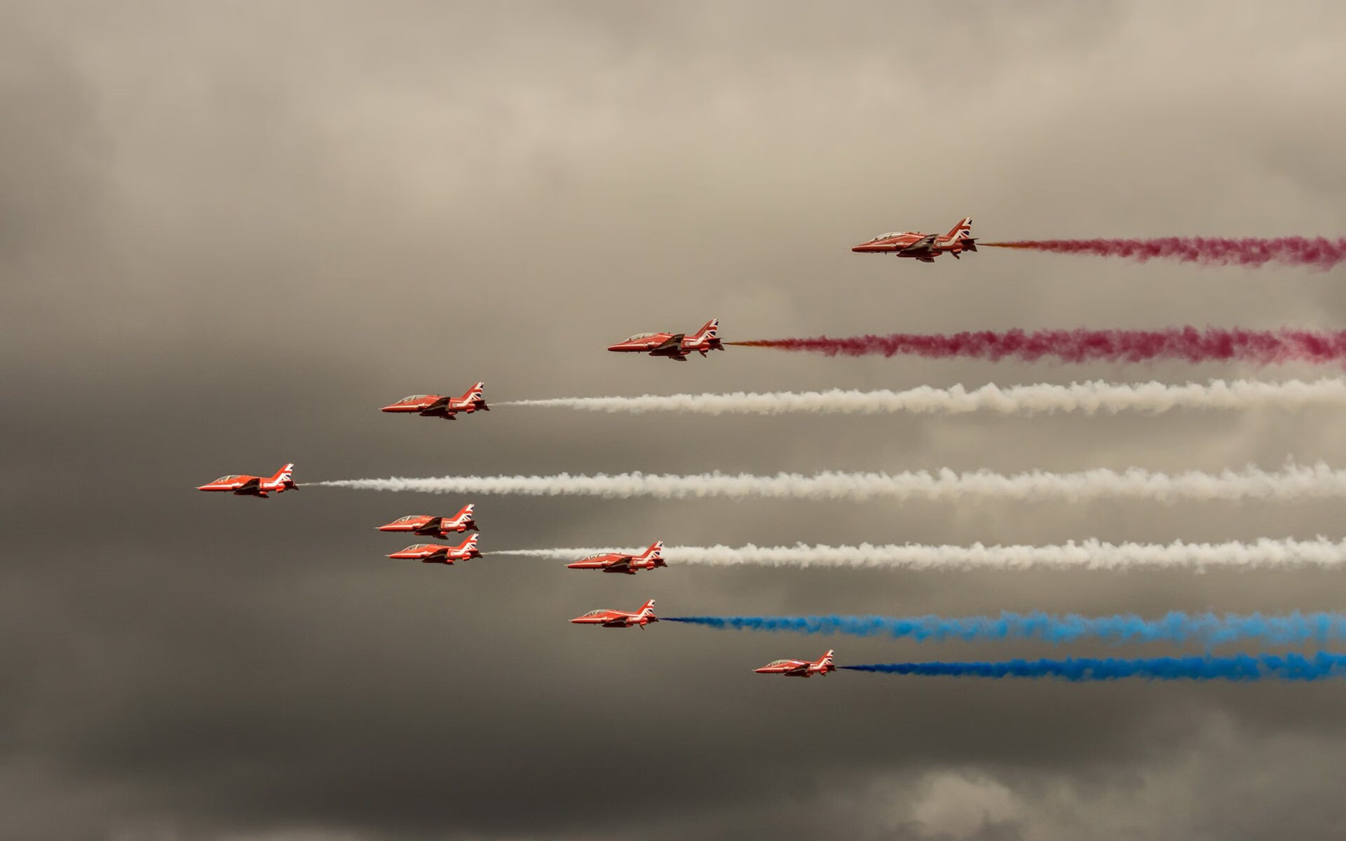 马利克·蒂尔曼在PSV表现出色，赛季结束后引发多家欧洲俱乐部关注。